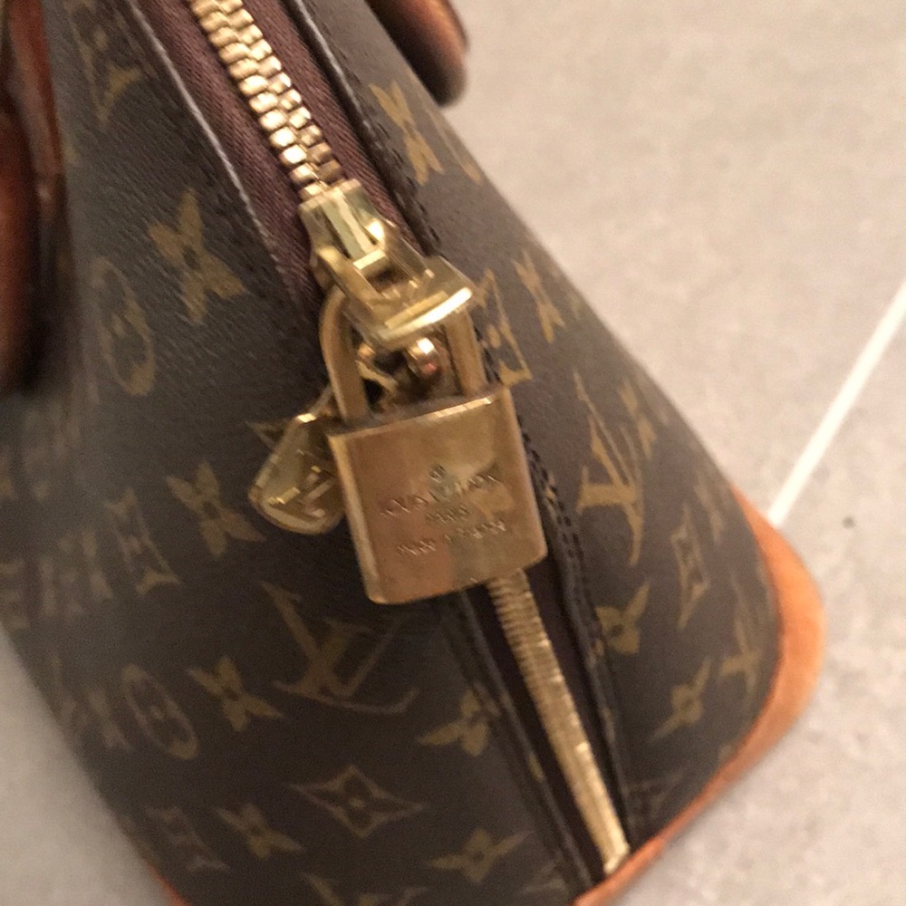 Louis Vuitton Alma Monogram Bag - Picture 4 of 8